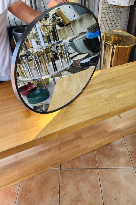 مرآة بيضاوية بإطار أسود